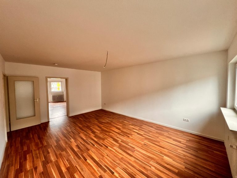 Leerer Wohnraum mit Parkettboden
